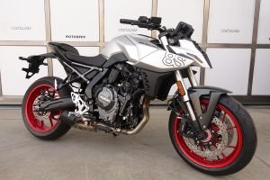 suzuki gsx8s vista laterale angolare destra